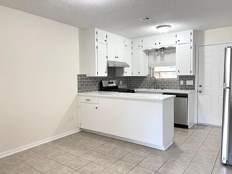 2305 Western Trails Blvd #A — Photo 13