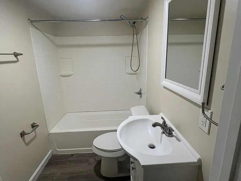 917 W 3rd St #1 — Photo 5