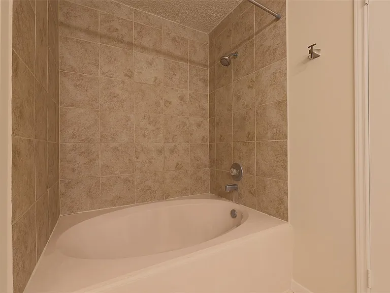 10015 Red Wolf Ln — Photo 11
