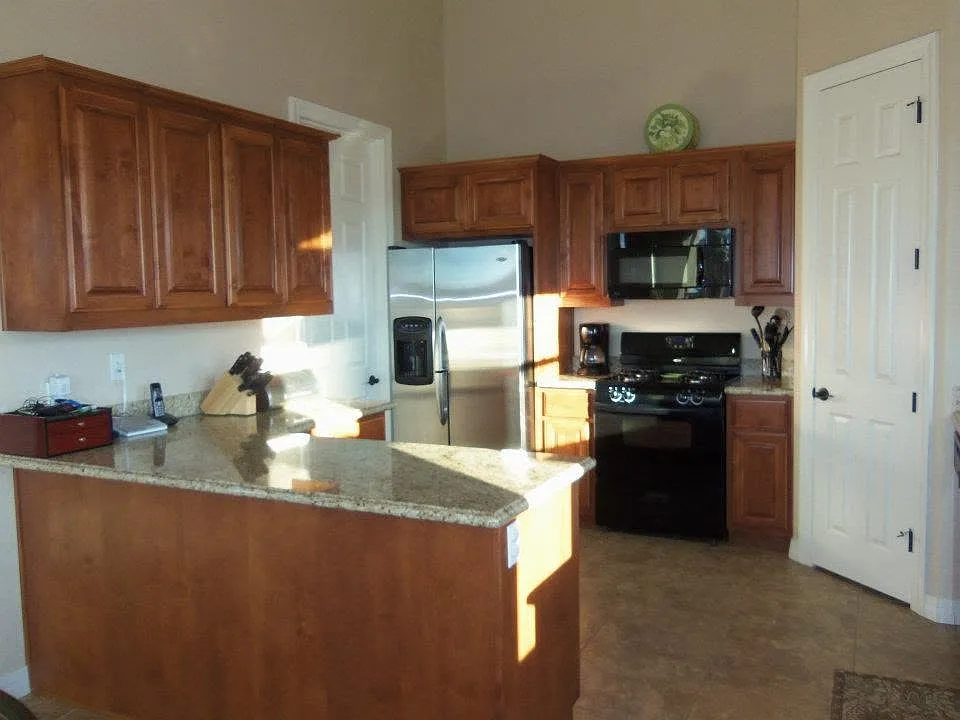 6 bed, 3700 sqft, $3,400 — Photo 2