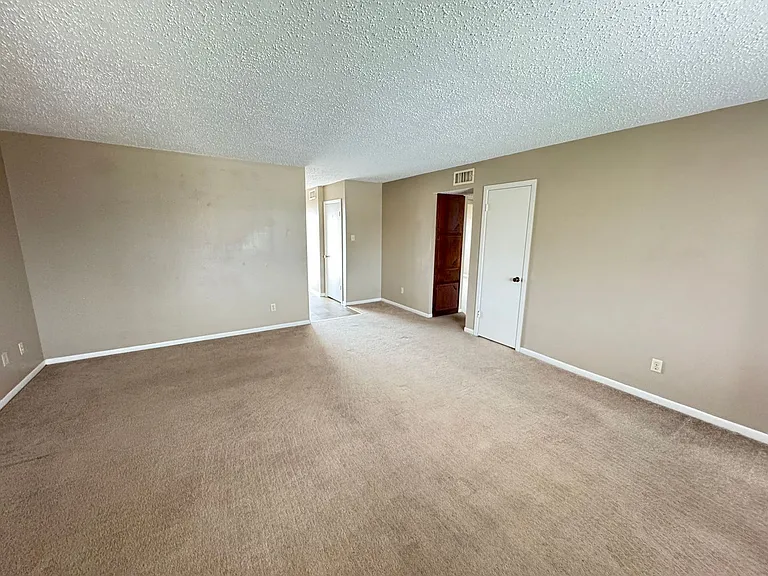 2202 Hunt Dr — Photo 2