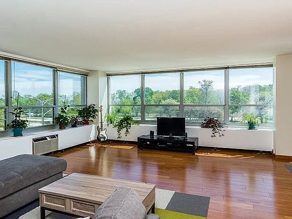 2nd image of 3550 N Lake Shore Dr APT 301