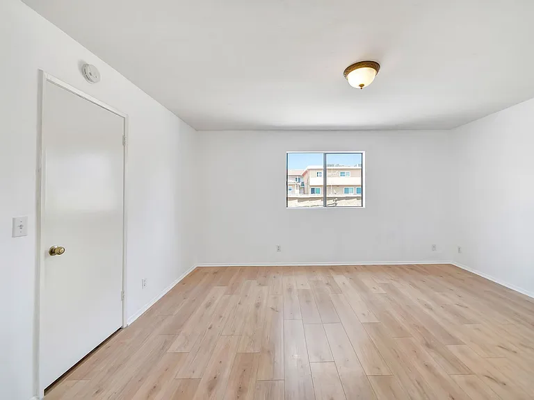1614 E Chevy Chase Dr — Photo 13
