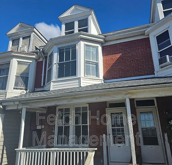 909 E Princess St — Photo 1