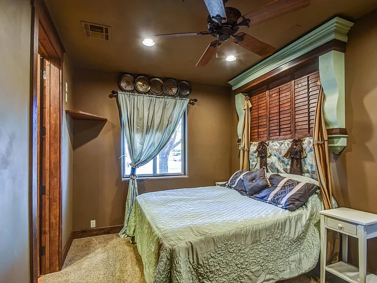 1341 E Ivyglen St — Photo 36