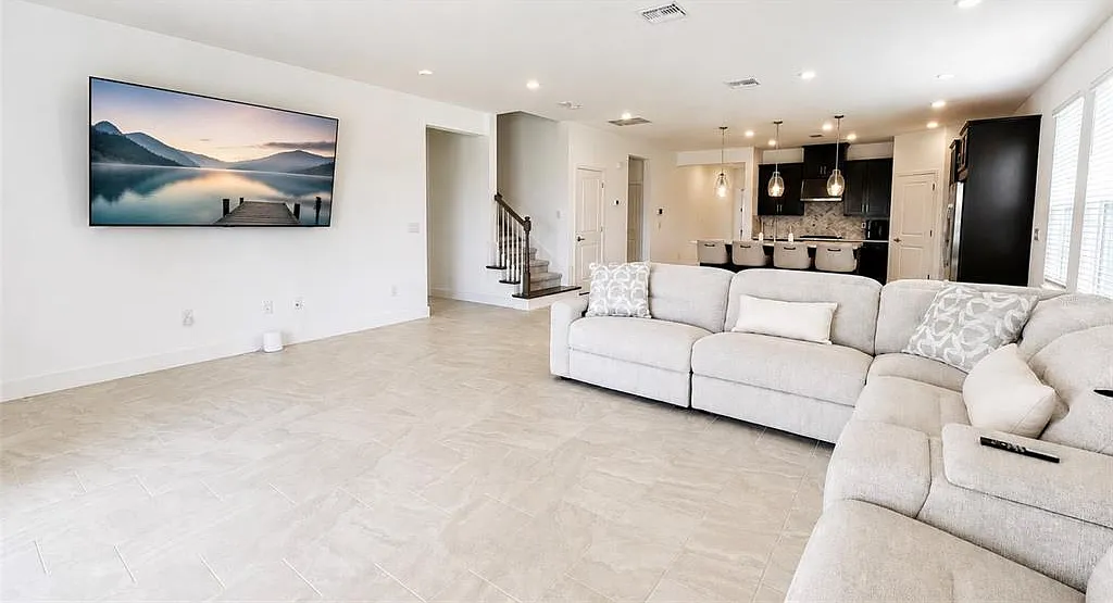 5 bed, 4.0 bath, 3053 sqft, $4,500 — Photo 2