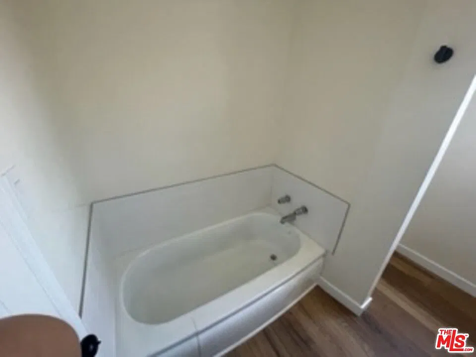 2 bed, 1.0 bath, 950 sqft, $2,450 — Photo 4
