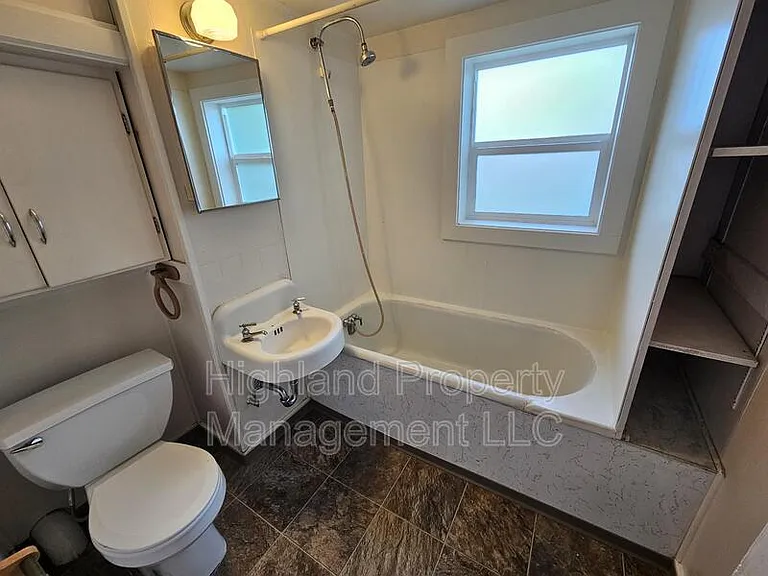 325 NE Kamiaken St #4 — Photo 6