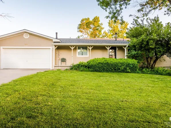 2209 Grandview Dr, Wamego, KS 66547