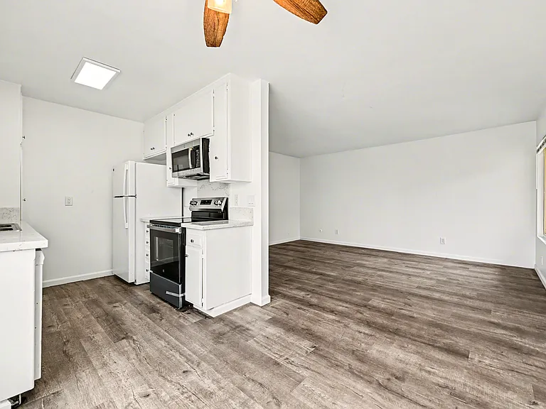 635 Emory St #9 — Photo 2