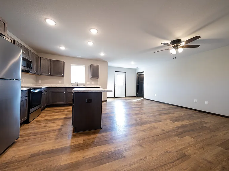 568 4th Circle Dr SE — Photo 2
