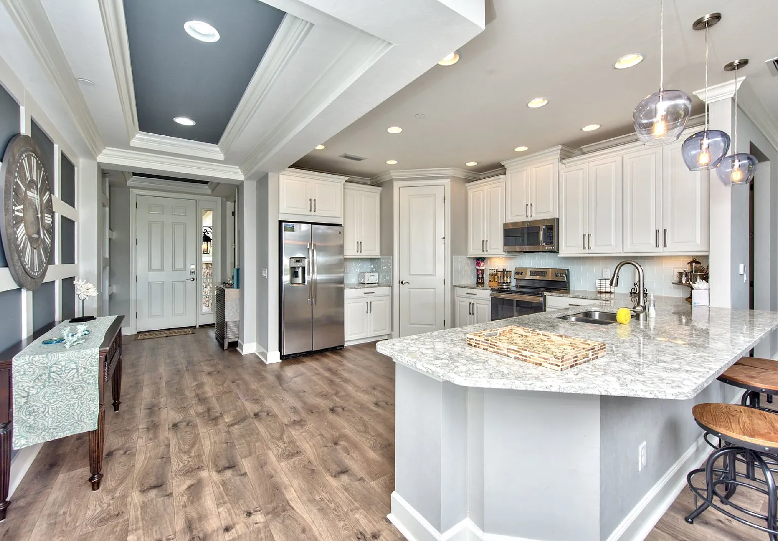 2 bed, 2.0 bath, 1717 sqft, $9,000 — Photo 2