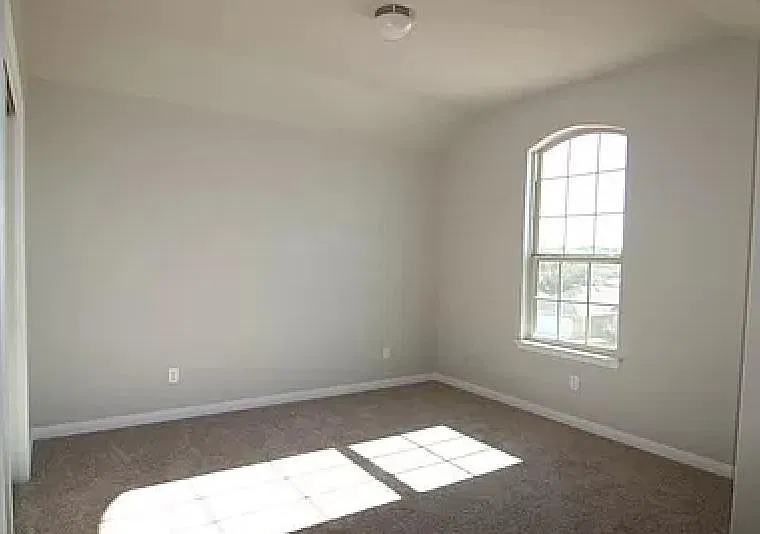 5 bed, 3015 sqft, $2,500 — Photo 3