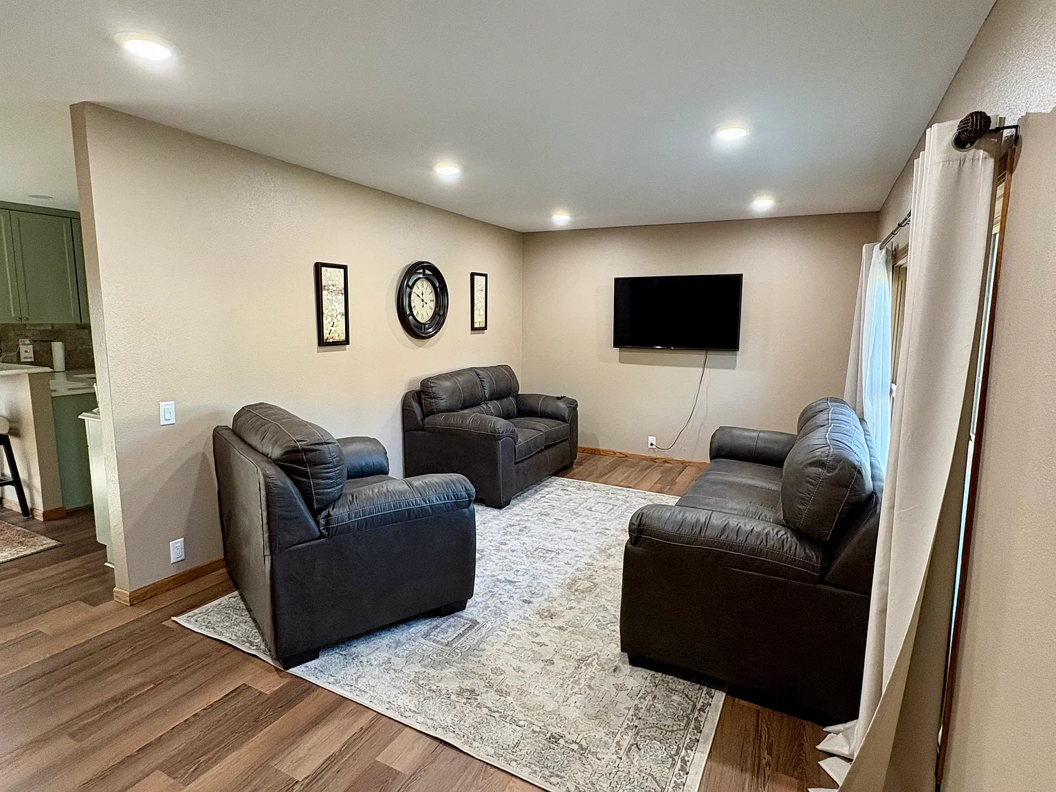 3 bed, 2400 sqft, $2,800 — Photo 3