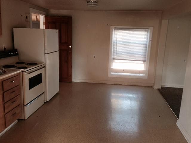 325-2 Dining Area/Kitchen