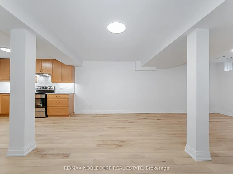 131 Dunstan Cres #LOWER — Photo 9