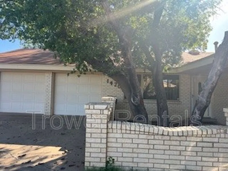 3 bed, 2.0 bath, 1747 sqft, $2,000 — Photo 3