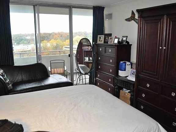 Large Bedroom w/ Walk In