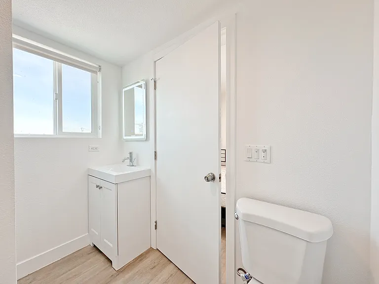 TL 1361 W 35th St — Photo 15