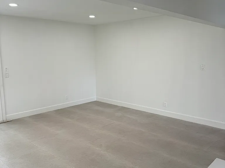 10951 Oak St — Photo 5