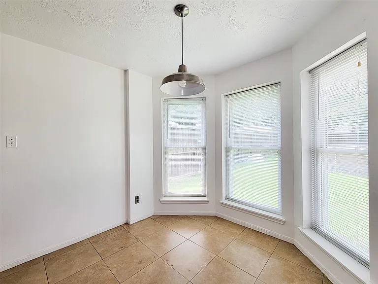 16807 Sussex Dr — Photo 18