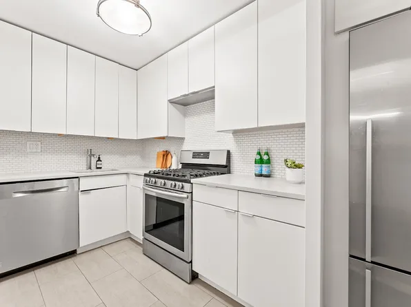 245 East 25th Street 5A image 3 of 9