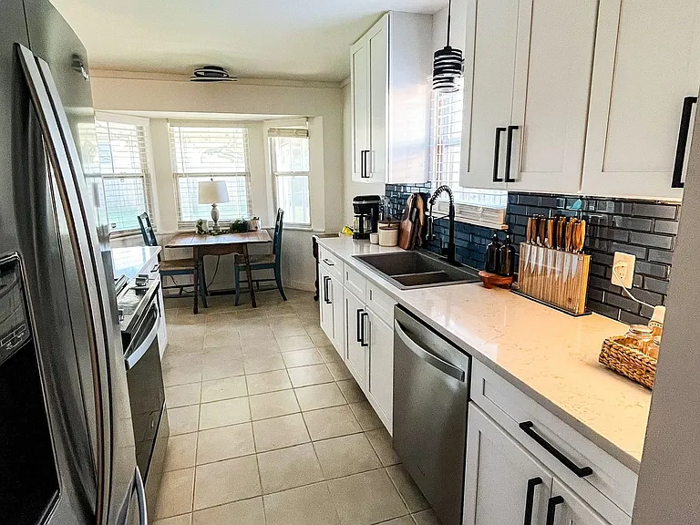 120 E 56th Pl — Photo 3