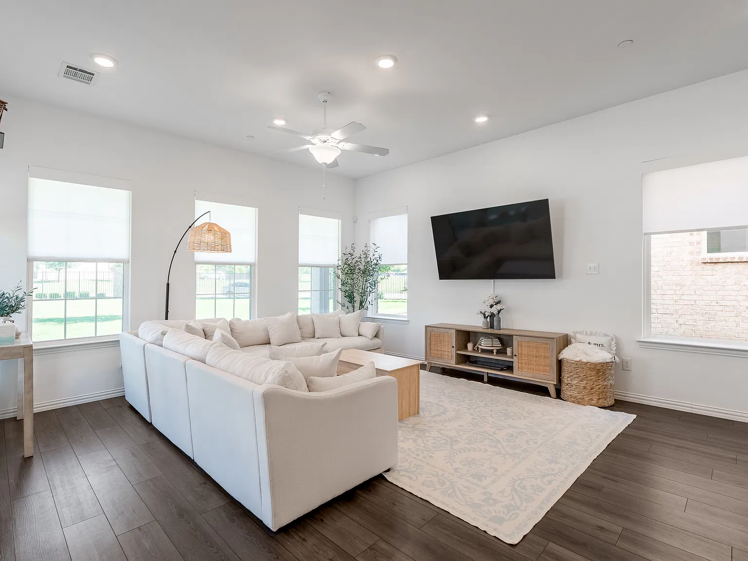 3 bed, 2.5 bath, 1960 sqft, $3,000 — Photo 4