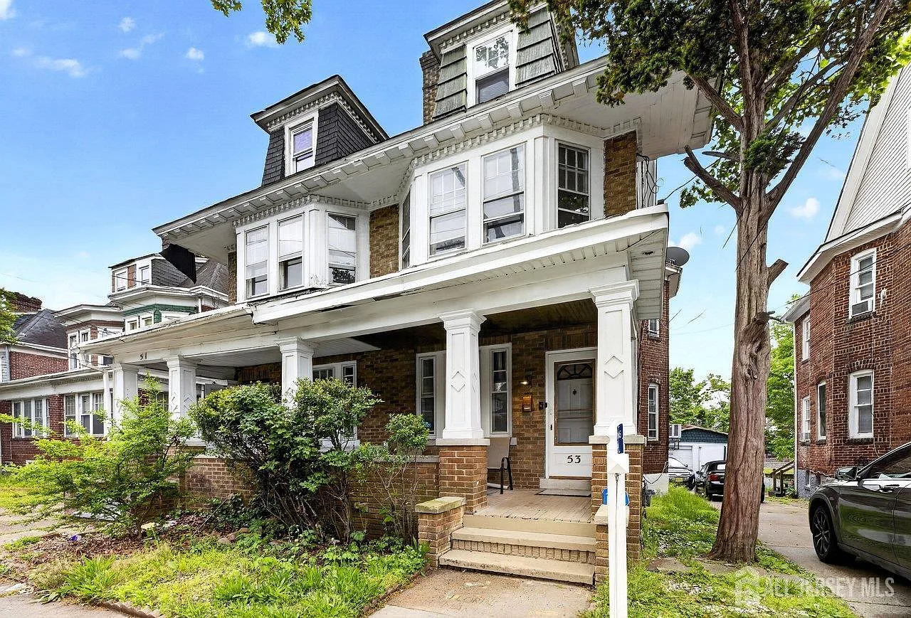 4 bed, 1.5 bath, $2,700 — Photo 1