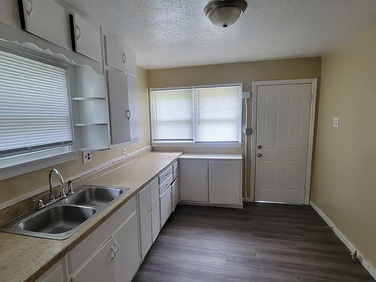 1613 Lawton Ave — Photo 6