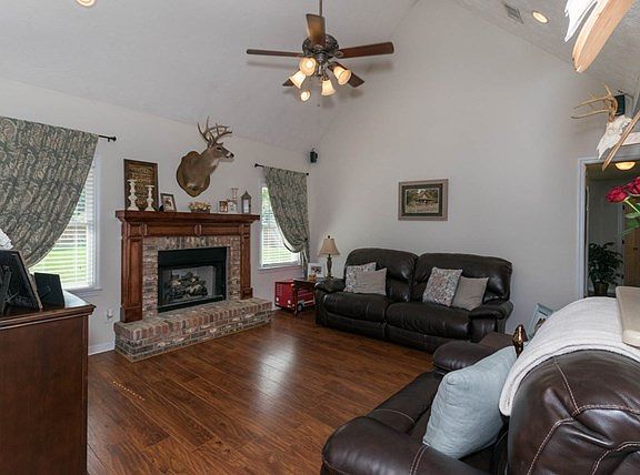 3rd image of 4403 Harbuck Dr