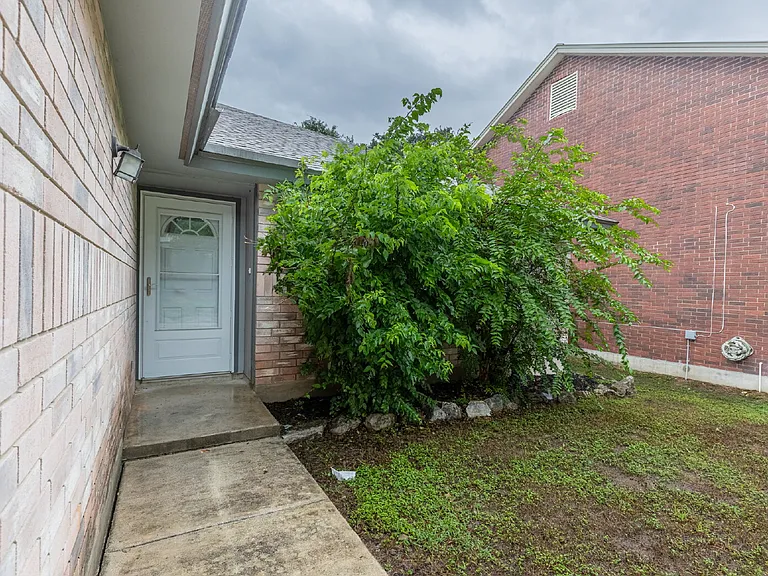 21514 Longwood — Photo 2