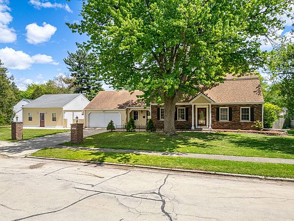 3rd image of 23 Elizabeth Cir