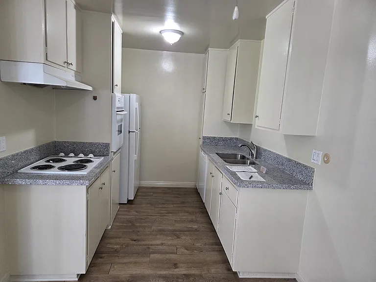 Moracambe Manor Apartments — Photo 6