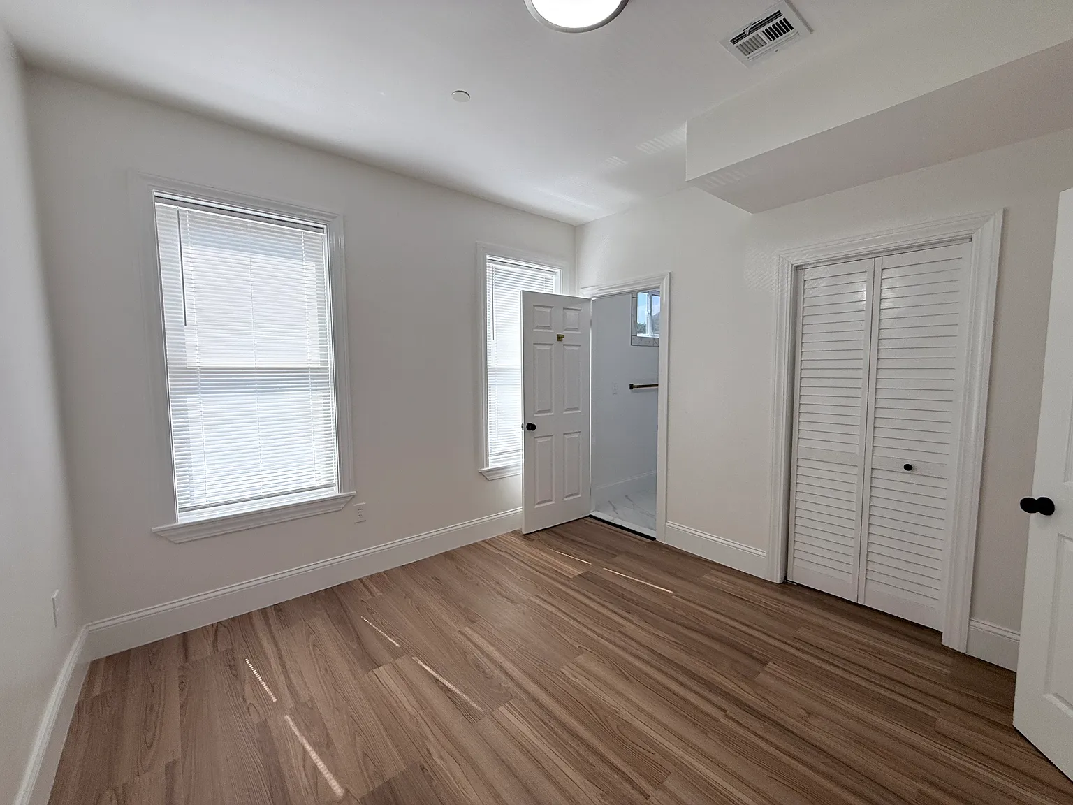 4 bed, 9999 sqft, $5,000 — Photo 4
