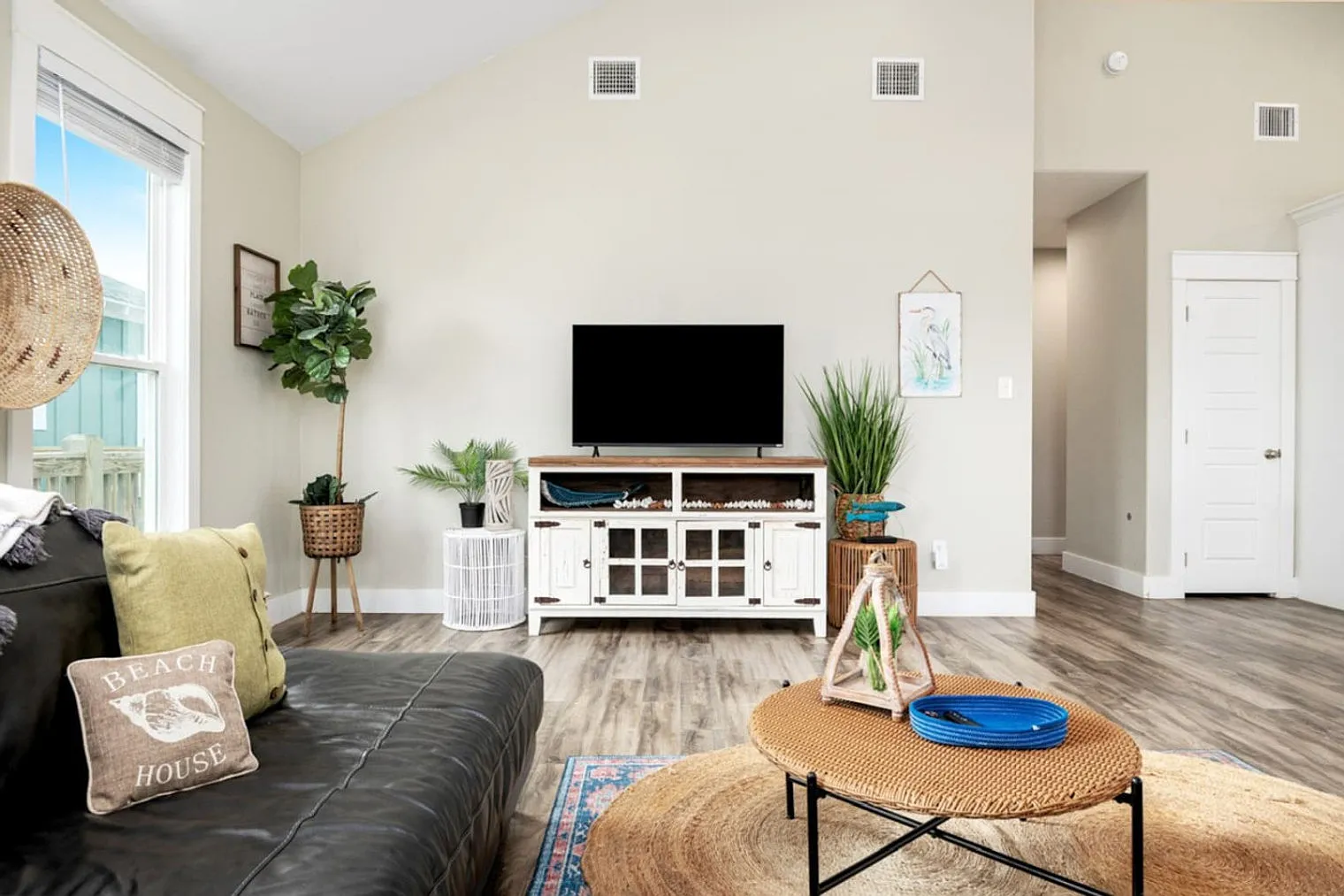 3 bed, 2.0 bath, 1603 sqft, $2,508 — Photo 3
