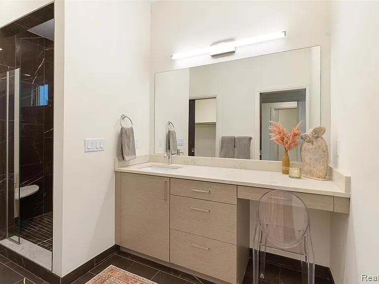 438 Selden St #404 — Photo 30
