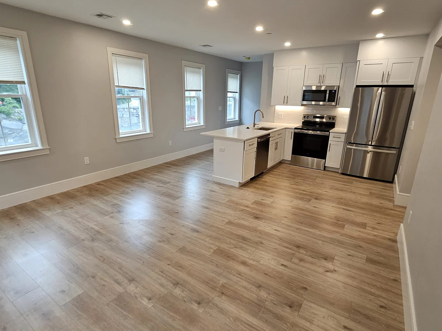4 bed, $5,700 — Photo 2