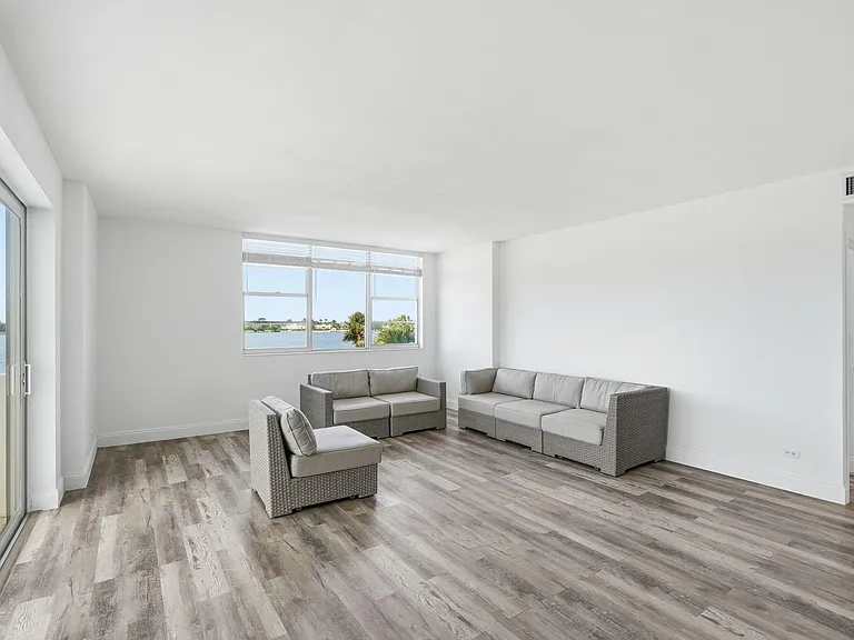 2800 N Flagler Dr #410 — Photo 7