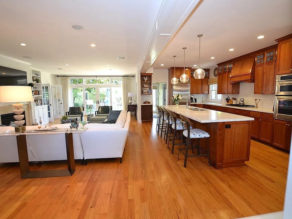 135 E Ave