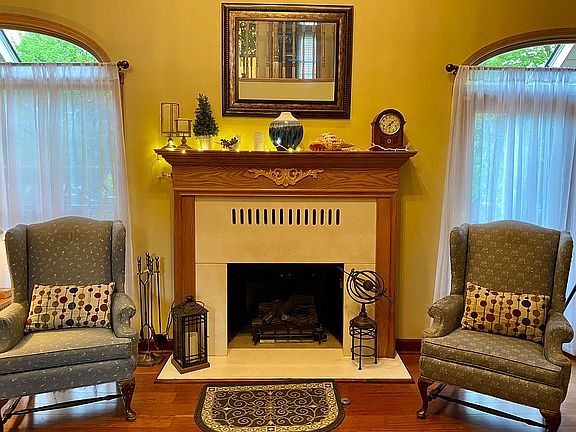 5th image of 1140 Surrey Cir