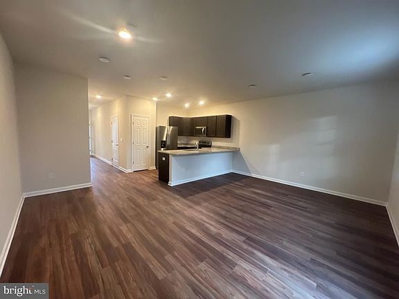 4th image of 176 College Dr