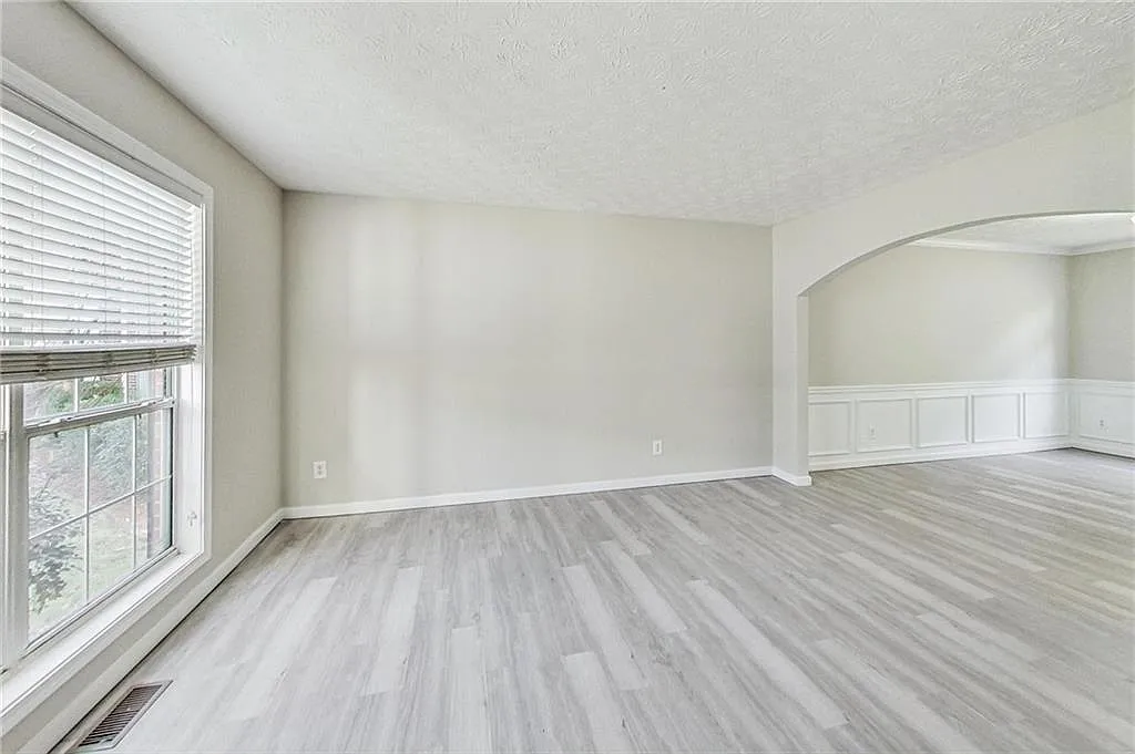 4 bed, 2.5 bath, 2530 sqft, $3,000 — Photo 3