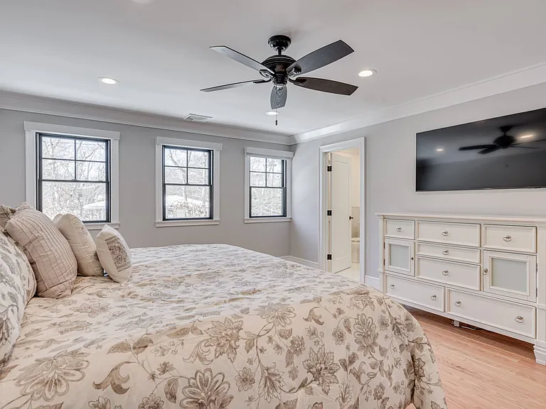 18 Sea Gate Ave — Photo 11