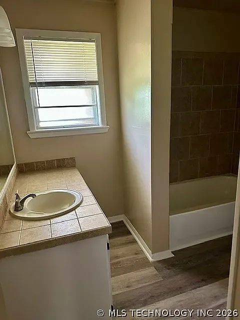 3 bed, 1000 sqft, $1,300 — Photo 4