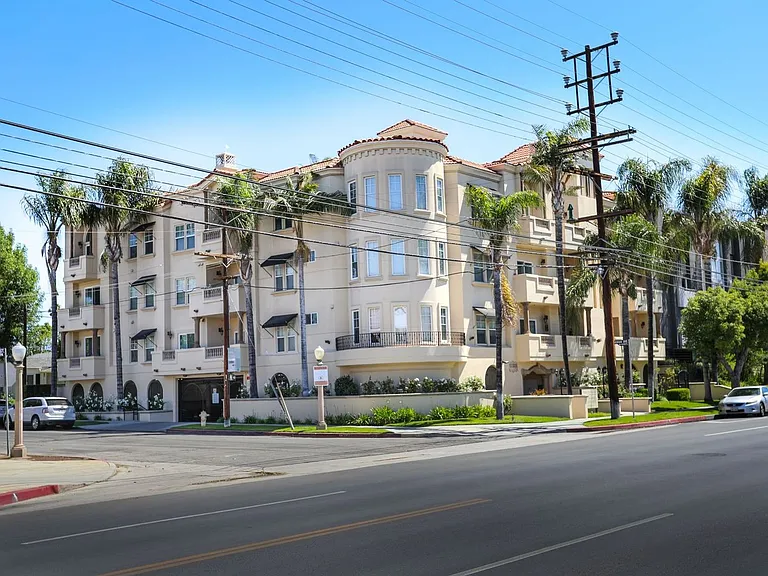 11321 Moorpark St — Photo 6