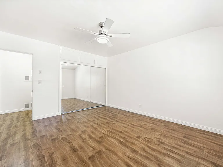 Hollyview Apartments — Photo 15