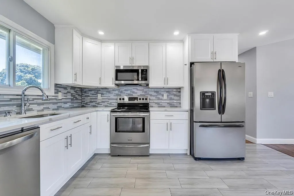 3 bed, 1.0 bath, 1000 sqft, $3,300 — Photo 2