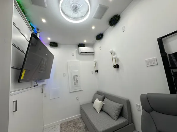 196 Danforth Avenue image 1 of 11