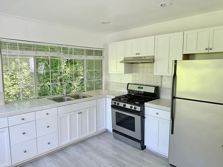 358 N San Vicente Blvd — Photo 10